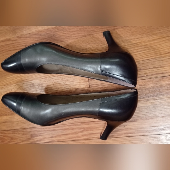 Salvatore Ferragamo black/dark gray leather almond toe pumps sz 10 - Picture 5 of 9